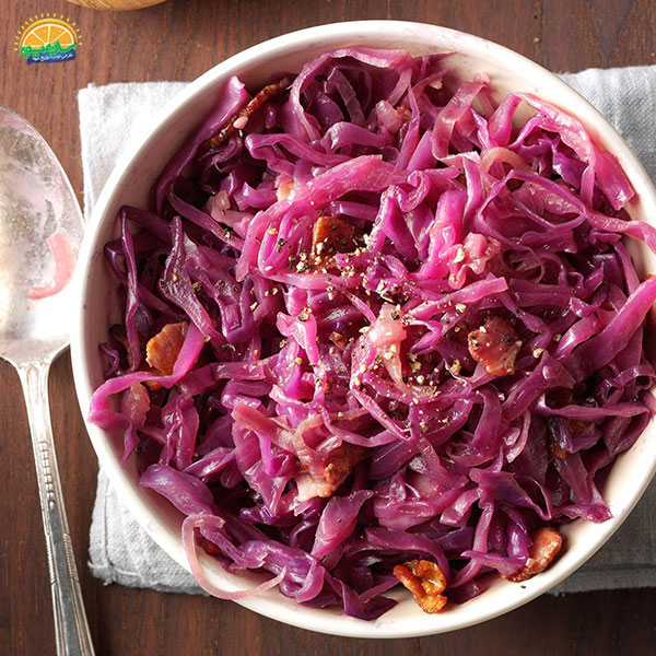 ترشی کلم قرمز و غذای رستورانی